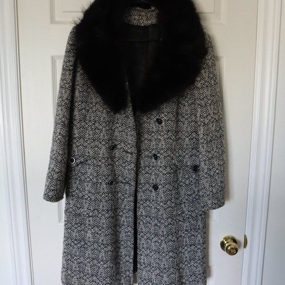 LUXURIOUS WOOL & FAUX FUR JACKET - Picture 6 of 9